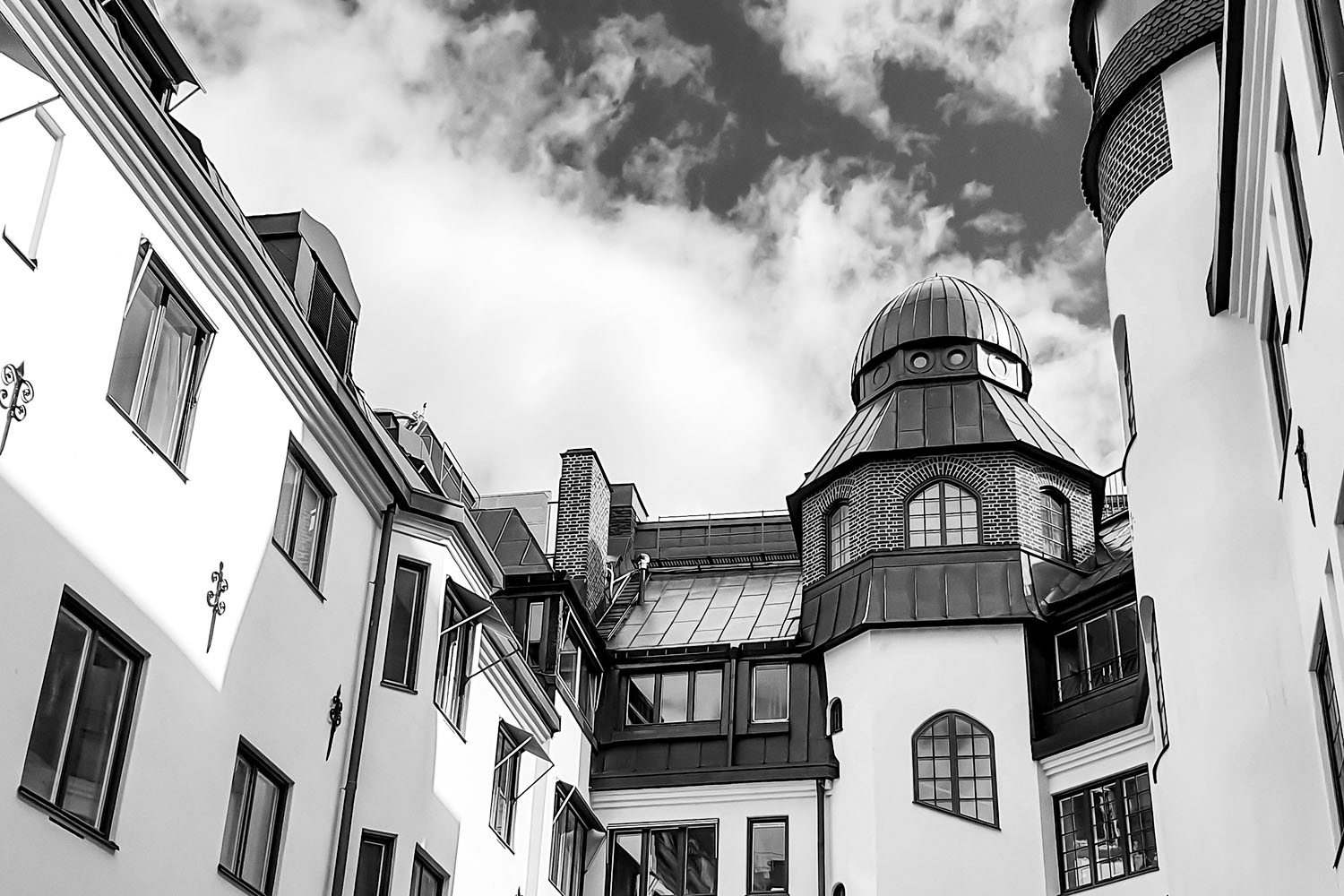 Ett bostadshus med himel i bakgrunden.